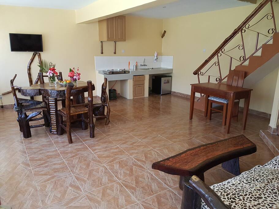 Livingroom with kitchenette and diningtable and TV