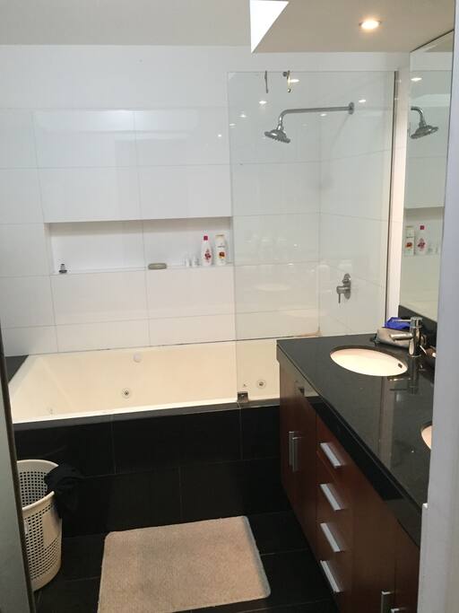 Amplio baño principal.