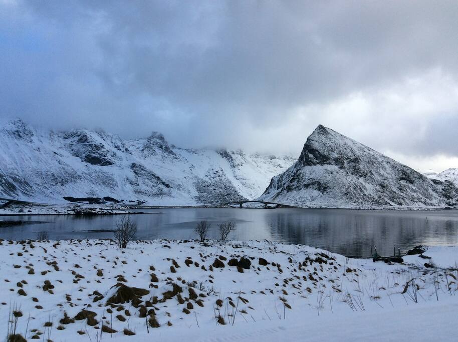 Vinter på Fredvang, Volandstinden i bakgrunnen.