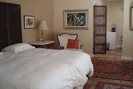 Cozy, Spacious Guest Suite,  Private Entrance