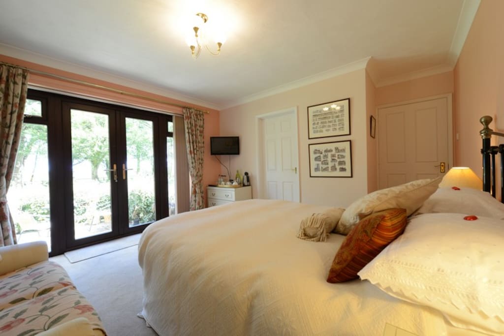 Peach Room - ground floor en suite bath with shower