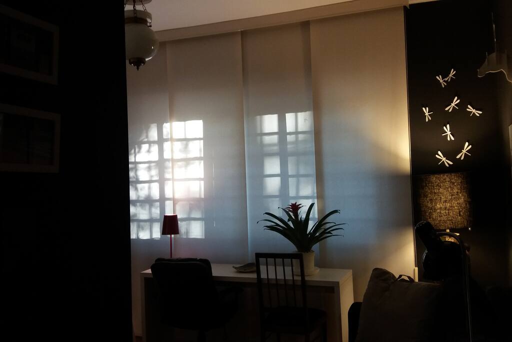Mesa de trabalho
com cadeira de escritório.
