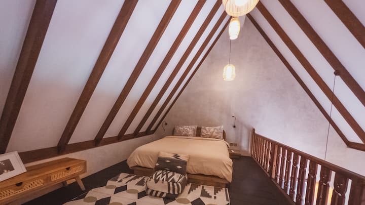 El área para dormir con una cama tamaño queen está en el piso entrepiso.