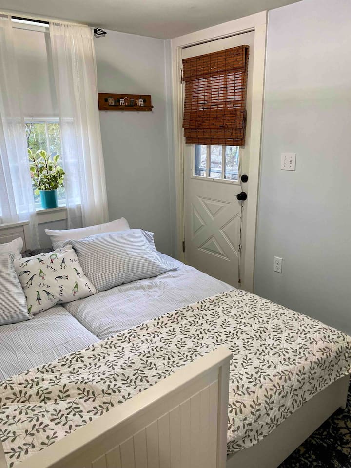 Mpangilio wa ukubwa wa kifalme, ukiwa na dawati mahususi lililohamishiwa kwenye sehemu ya kuishi au chumba cha kulala cha msingi.