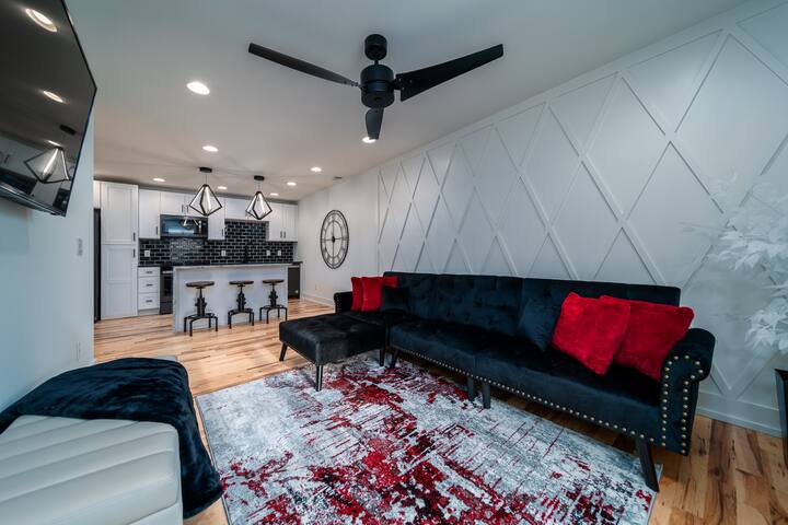 ROOFTOP HOT-TUB WITH DOWNTOWN VIEWS #3 gallery image 2