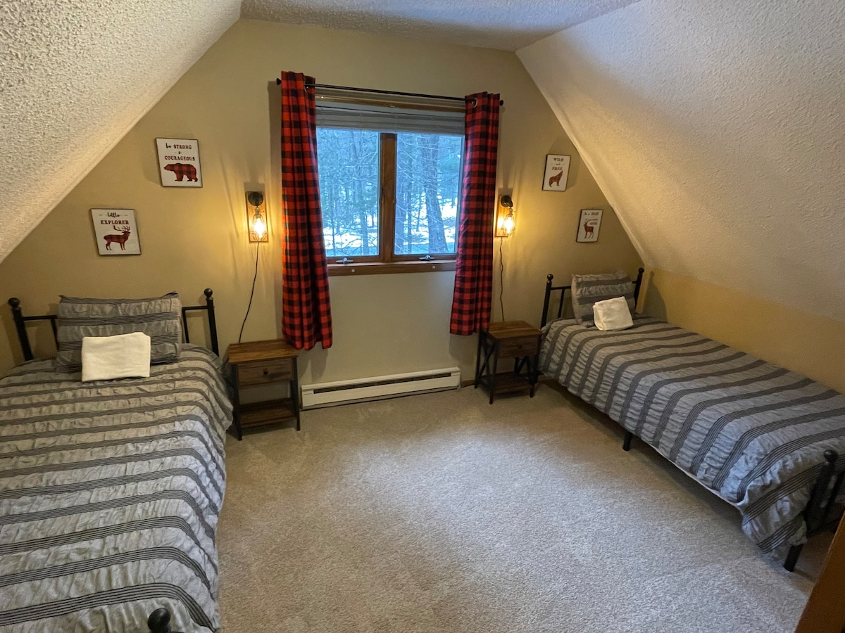 Chambre double à l'étage donnant sur l'avant de la propriété 