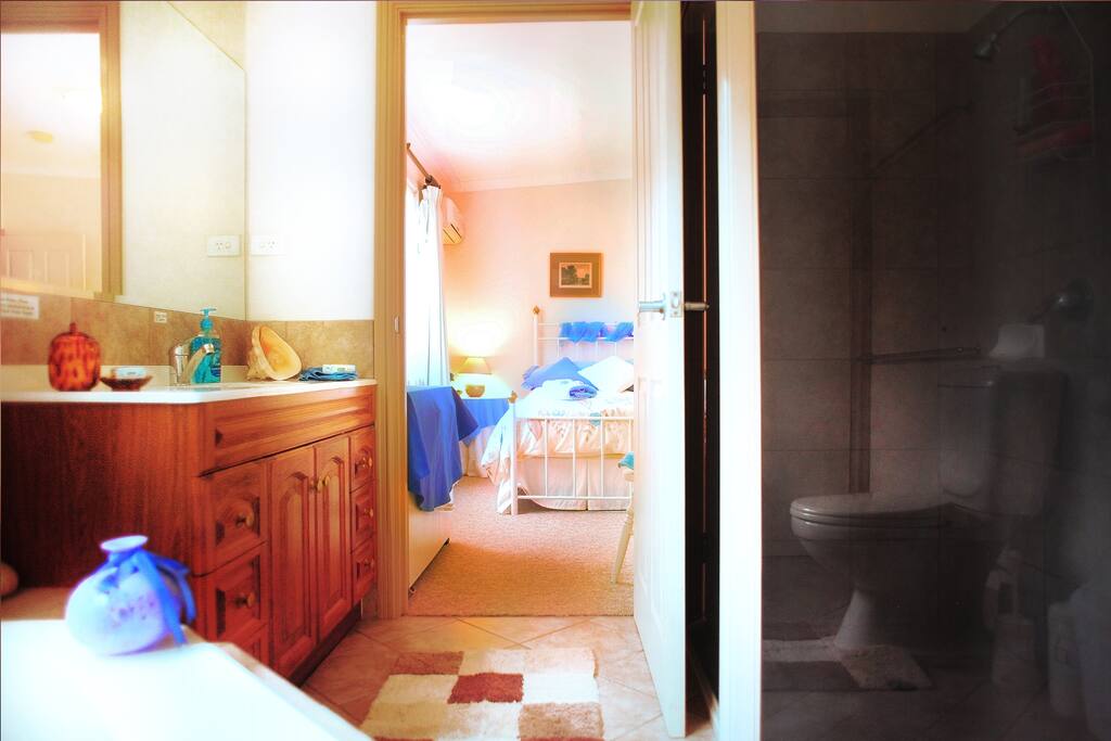 Bathroom (ensuite)