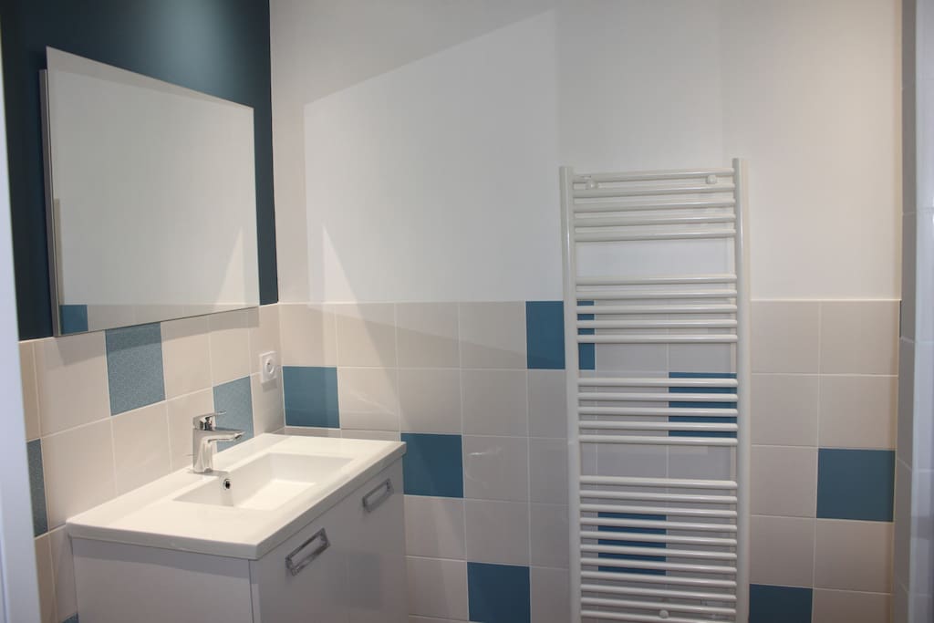 salle de douche avec WC dans chaque chambre