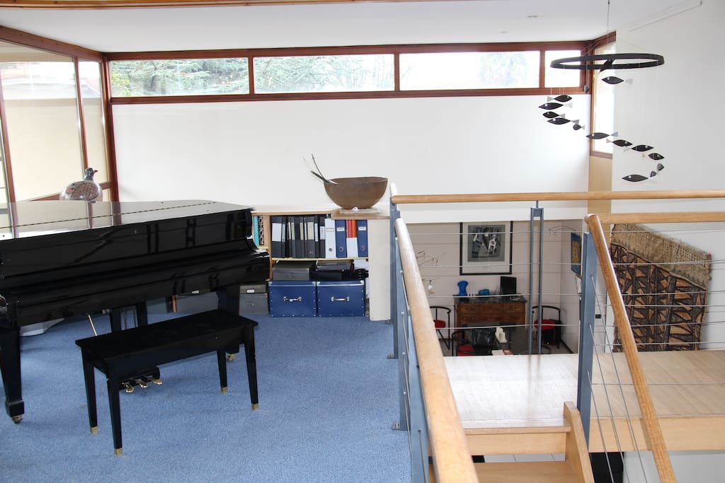 bureau et piano sur mezzanine