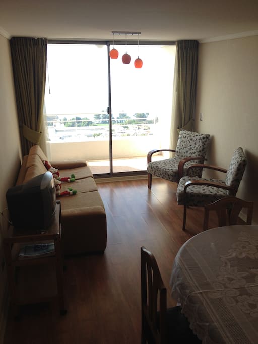 Living comedor, vista norte. Incluye: TV con TV cable, sillones, mesa comedor con seis sillas.