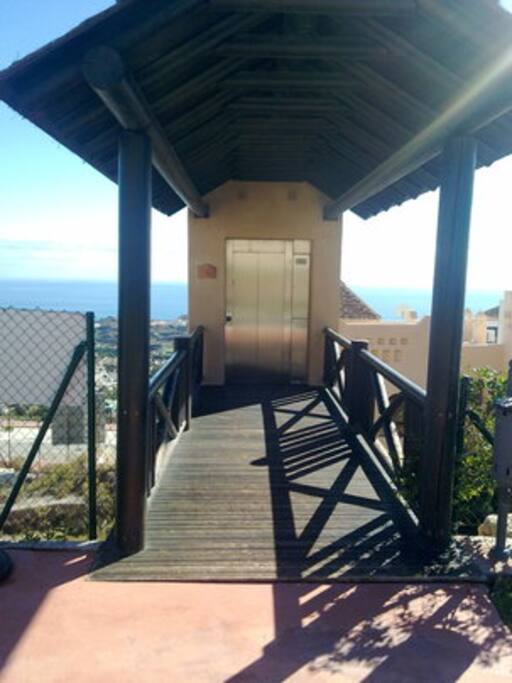 Ascensor acceso piscina