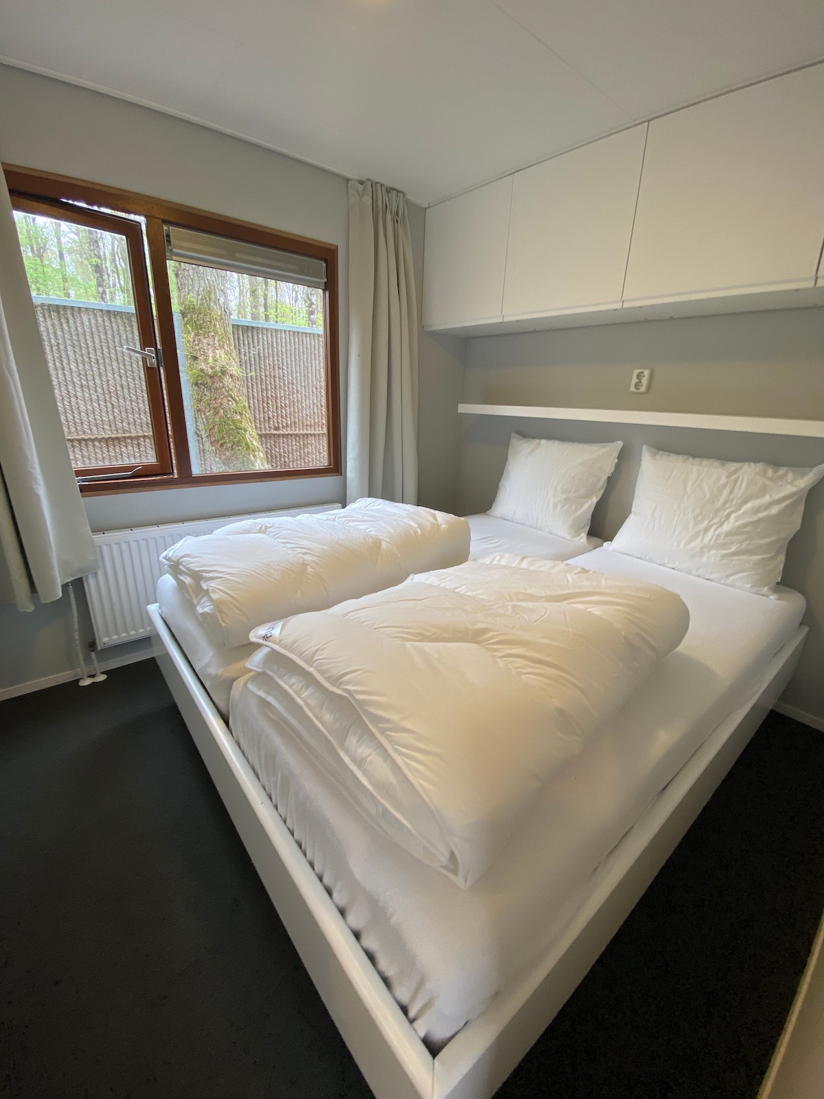 The double bed has a huge amount of closet space. The bed is 160 x 200 cm. 
