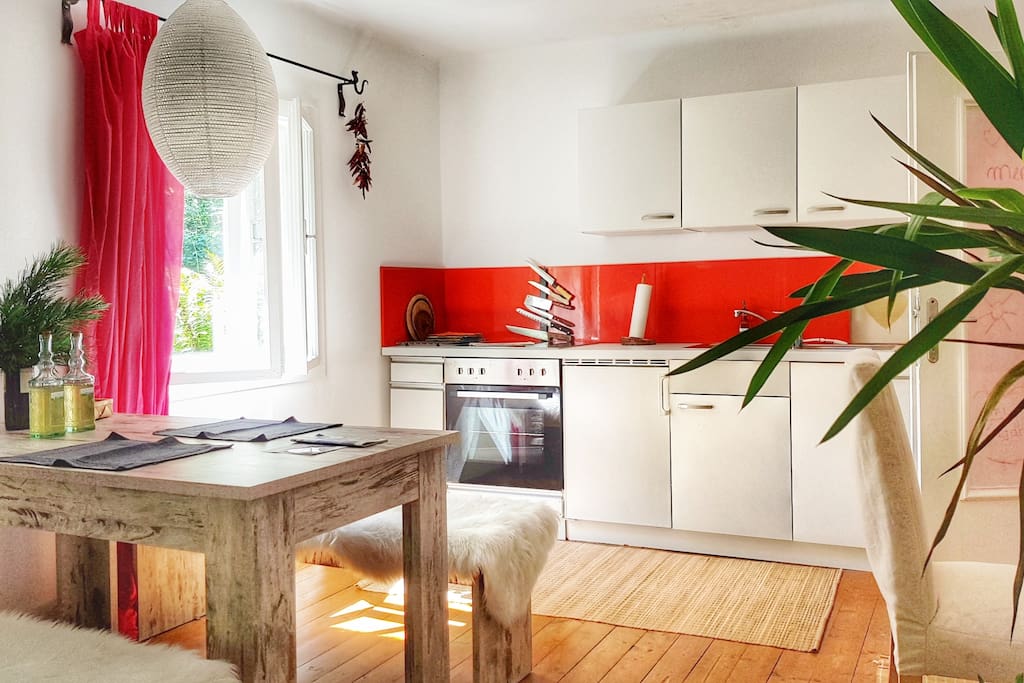 Wenn du selbst kochen möchtest... gerne. Die Küche ist mit Geschirr, Kochtöpfen, Pfannen, Kühlschrank und Herd ausgestattet. // Your kitchen is fully equiped with everything you need – dishes, cooking utensils, pans, fridge and stove