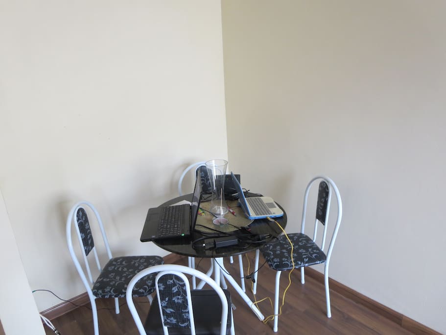 Mesa que serve para alimentação e também para trabalho com notebook...