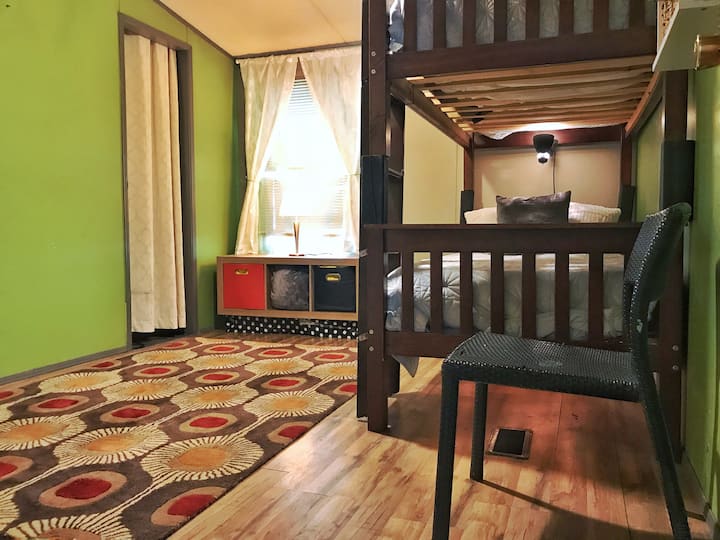 ห้องนอน 2 ห้อง
เตียงสองชั้น
เตียงเดี่ยว 2 หลังเตียง
ควีนไซส์เมอร์ฟี่
นอนได้ 4 คน