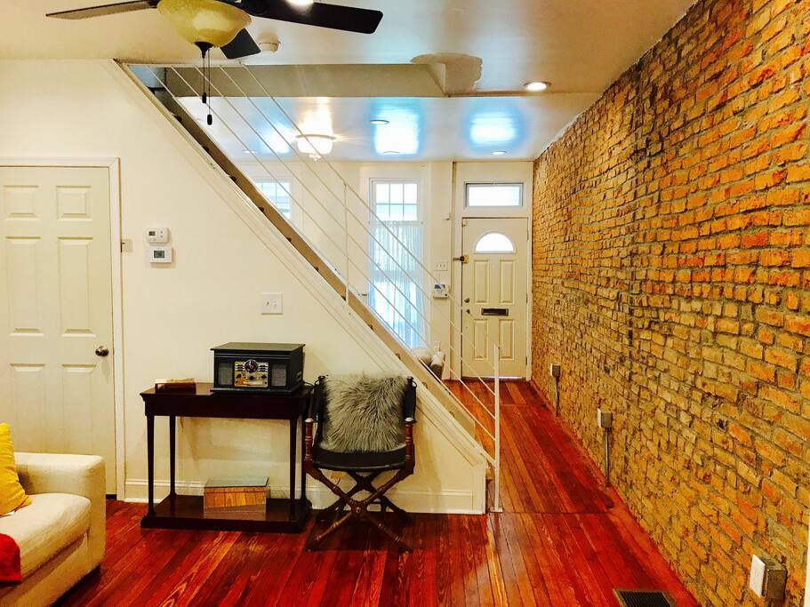 Living room w/ record player / radio