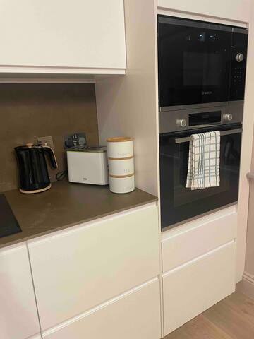 Sapphire Suite 3 bed 3 bath Luxe Apartment gallery image 5