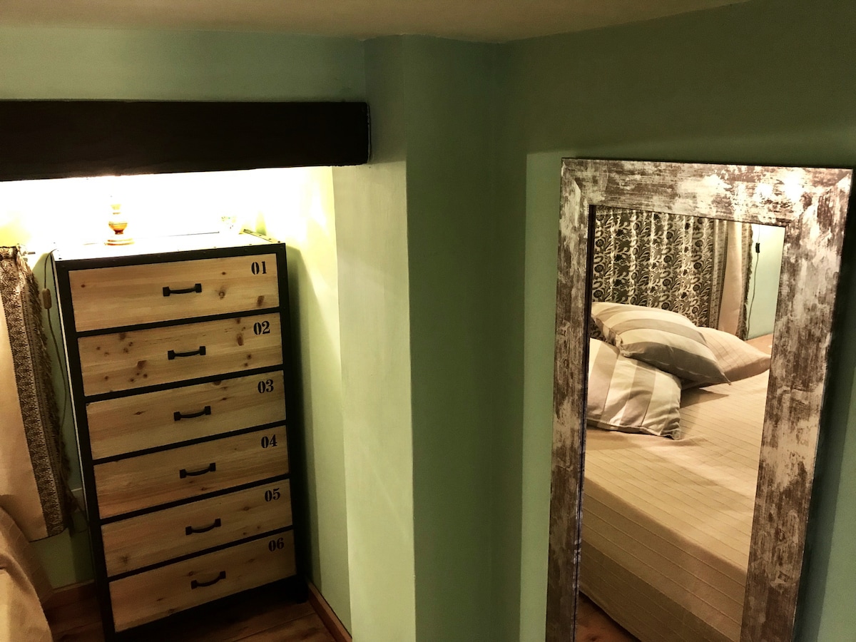 prostor za spavanje s detaljnim ogledalima