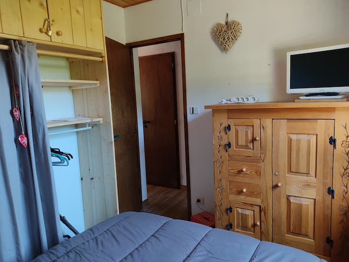 Spavaća soba s velikim ormarom za odlaganje 