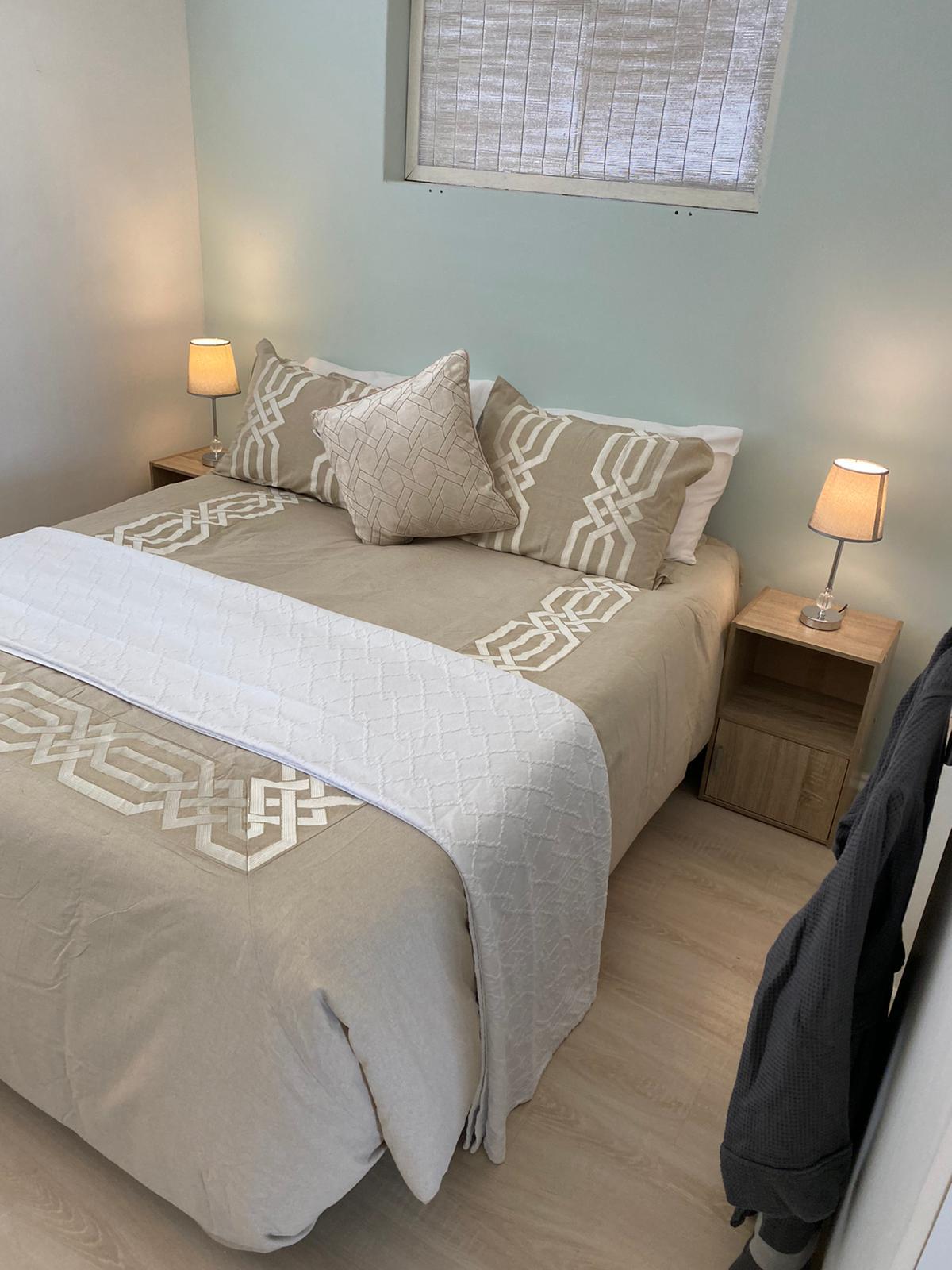 Dormitorio con cama tamaño queen