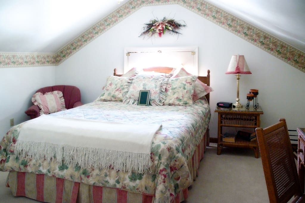 Bedroom with Queen bed