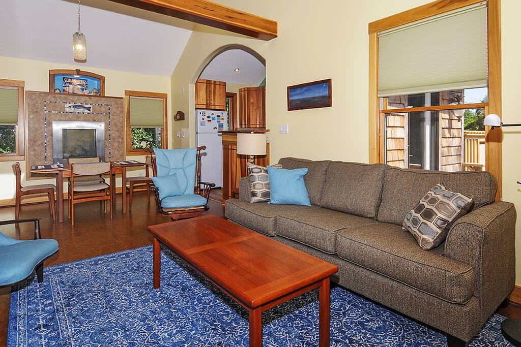 Easy flow from kitchen, dining and living areas