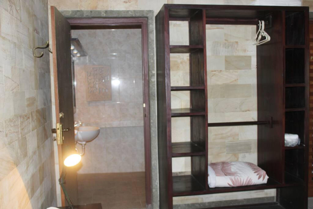 kamar mandi dengan gaya bali modern