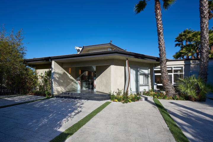 Hollywood Hills Jewel Mar Lu Dr. gallery image 2