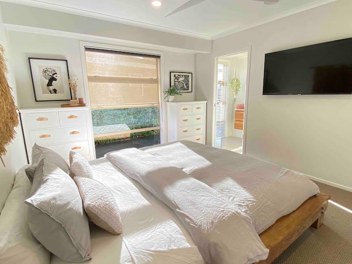 חדר שינה ראשי עם חדר רחצה צמוד 