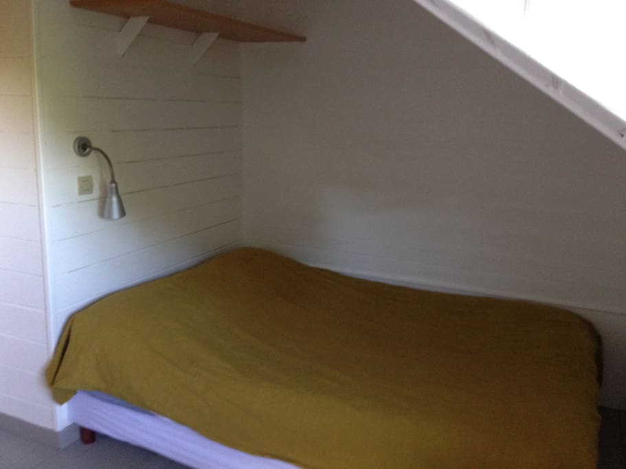 une autre chambre avec un lit de 140 cm x 190 cm donnant sur le jardin