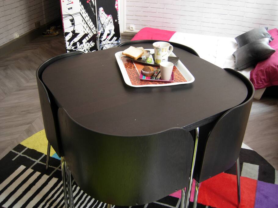 Table et quatre chaises (petit déjeuner: thé, café, pain de mie, brioche)