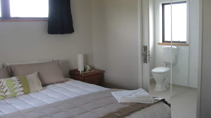 超大双人床卧室，还设有独立的套房。