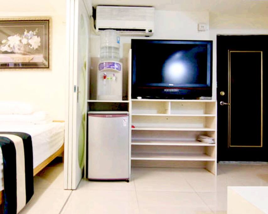 這是主客廳有一台52"LED電視,真空裝蒸餾水冷熱自動飲水機,還有一台冰箱及置物櫃,還有免費多人享用wifi,左邊是第1 間雙人床房間右邊是客廳房可隔間隔音獨立空間門可鎖、專業進口雙人沙發床另加裝天然乳膠床墊來調整床的舒服度,空間可靈活運用