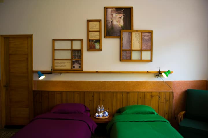 Habitación en planta baja, dos camas individuales.