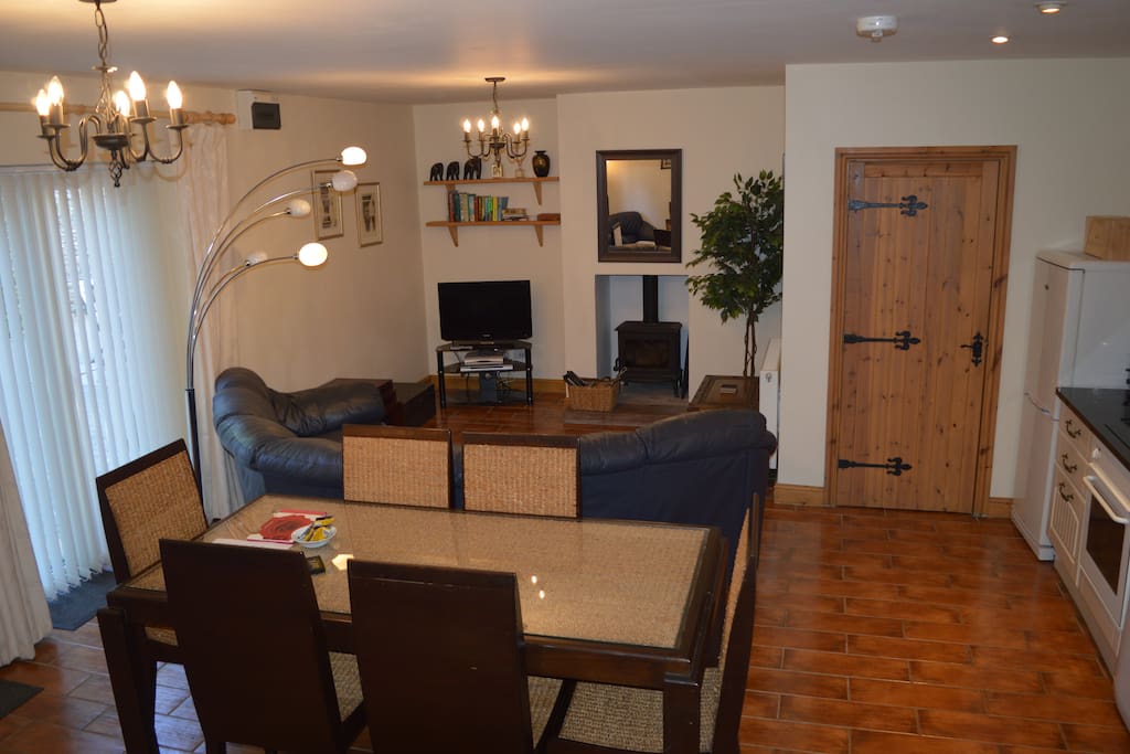Lounge & Dining Area