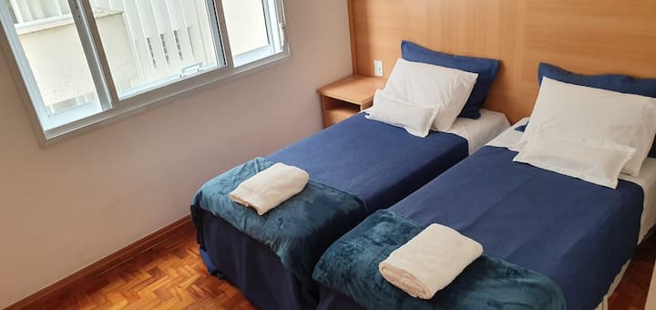 CHUMBA cha 3 CHUMBA

kidogo chenye malazi kwa ajili ya watu wawili katika kitanda kimoja cha sanduku kilicho na suruali kamili. 
(vyumba vyote ni vyumba vyenye kiyoyozi)