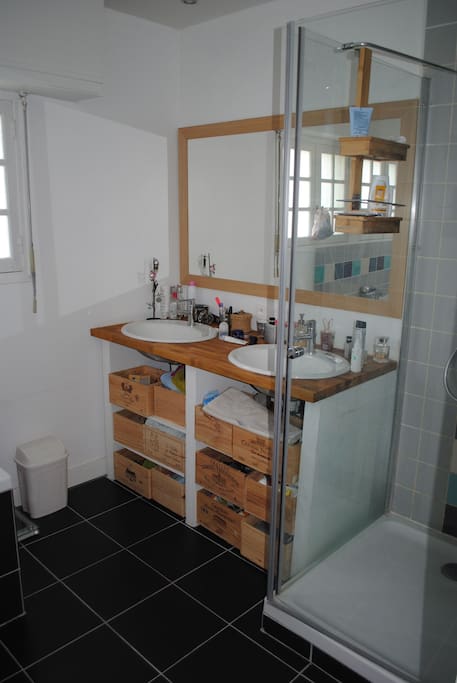 Salle de bain avec baignoire et douche - 2 vasques