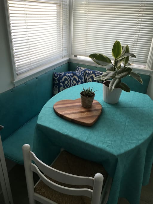 Full kitchen with breakfast nook