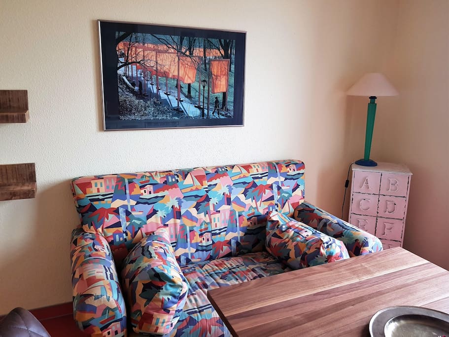 Das bequeme Sofa in der Wohnküche