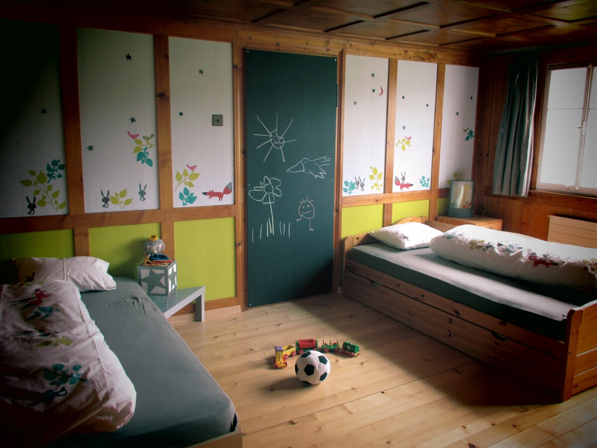 Ovdje vam lisica i zečevi kažu „laku noć”. „U dječjoj sobi nalaze se 2 - 3 kreveta i, na zahtjev, krevetić za one koji su najistaknutiji.