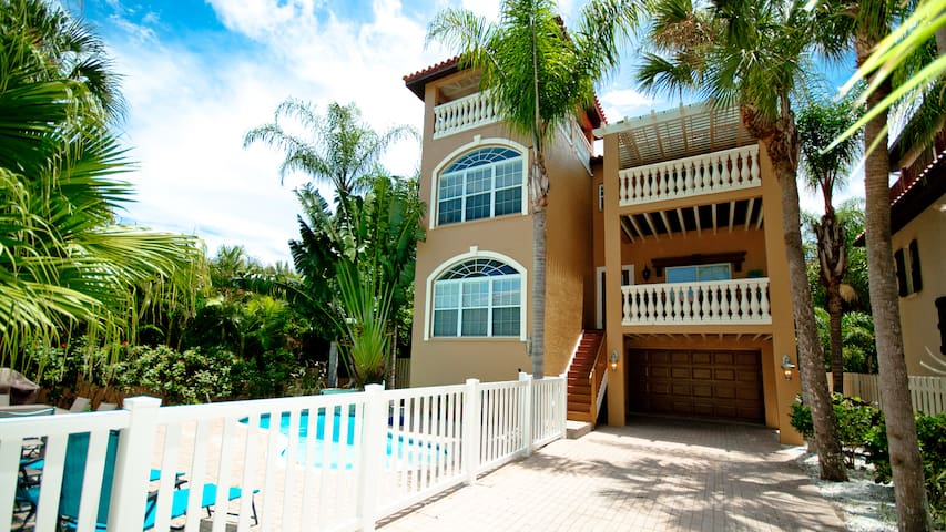 5 min. walk to beach/heated pool/plenty of parking