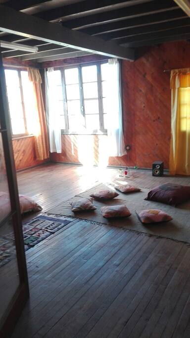 Gran sala que puede ser habilitada con camas individuales hasta para 5 personas cómodamente, también se adapta fácilmente como salas para talleres yoga, biodanza para actividades de hasta 20 personas