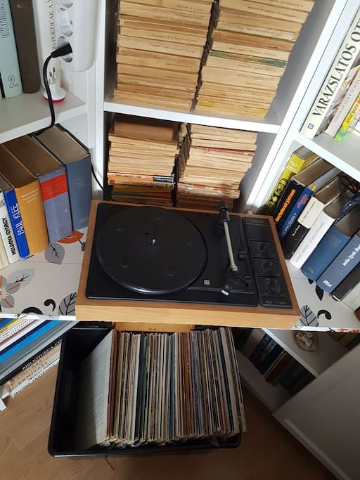 A working record player, feel free to use :)