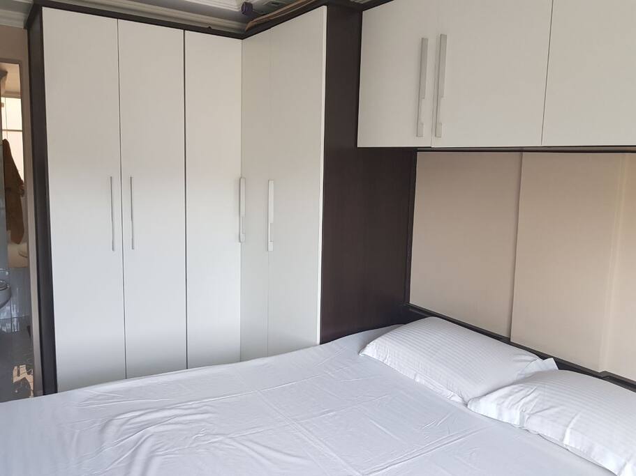 Quarto do casal
com guarda roupa embutido