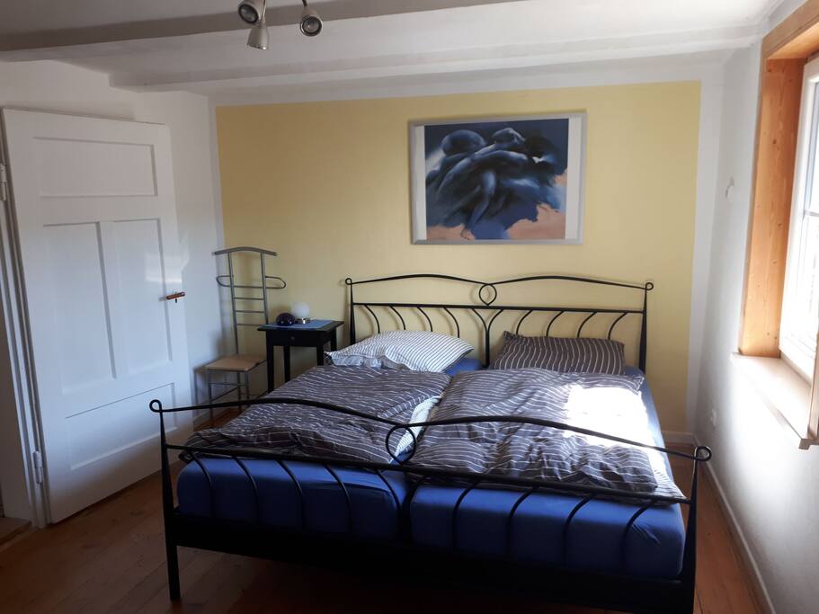 Schlafzimmer mit Doppelbett 1,80m x 2,0m