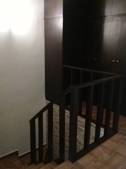 Escaleras planta alta closet de ropa de frío y cobijas con área de planchado