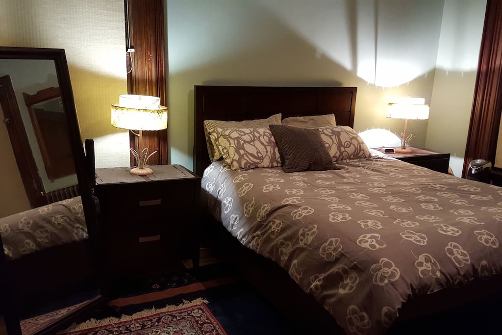 Master bed Room
Queen bed