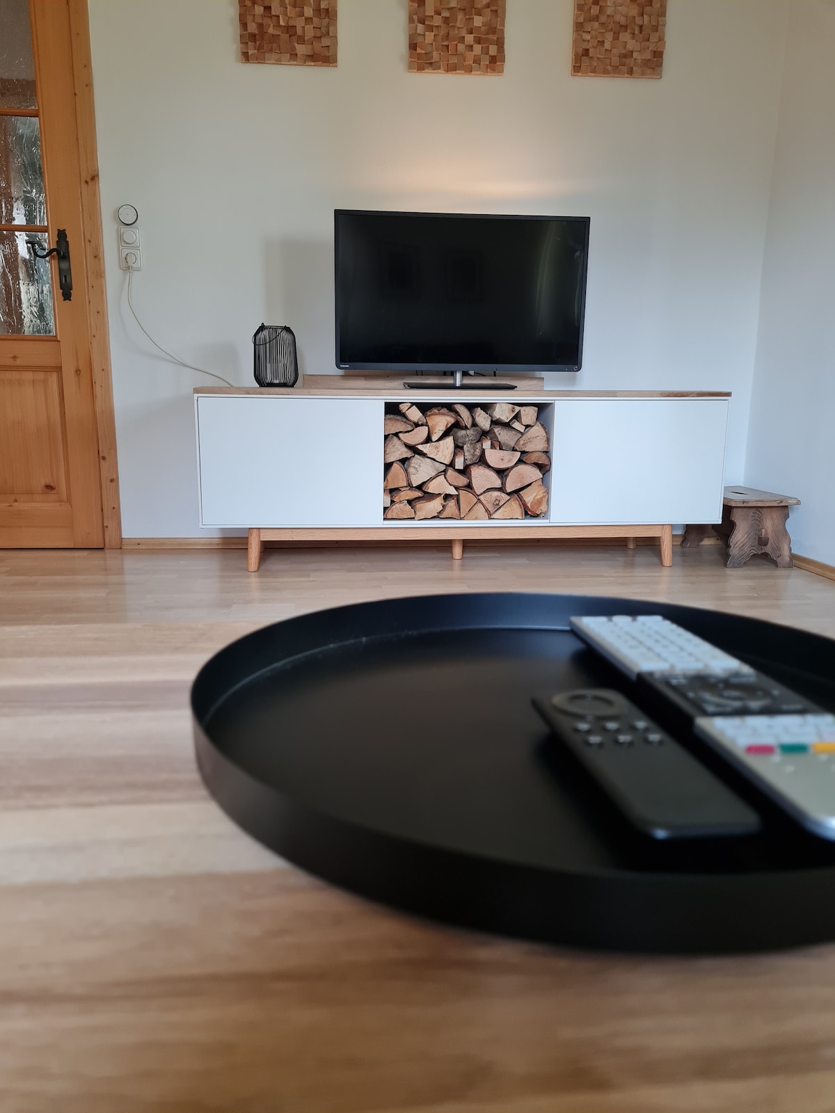 სასტუმრო ოთახი ტელევიზორით