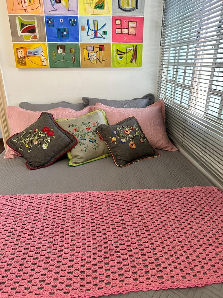 Chumba kilicho na kitanda maradufu na kitanda cha kusukumwa 