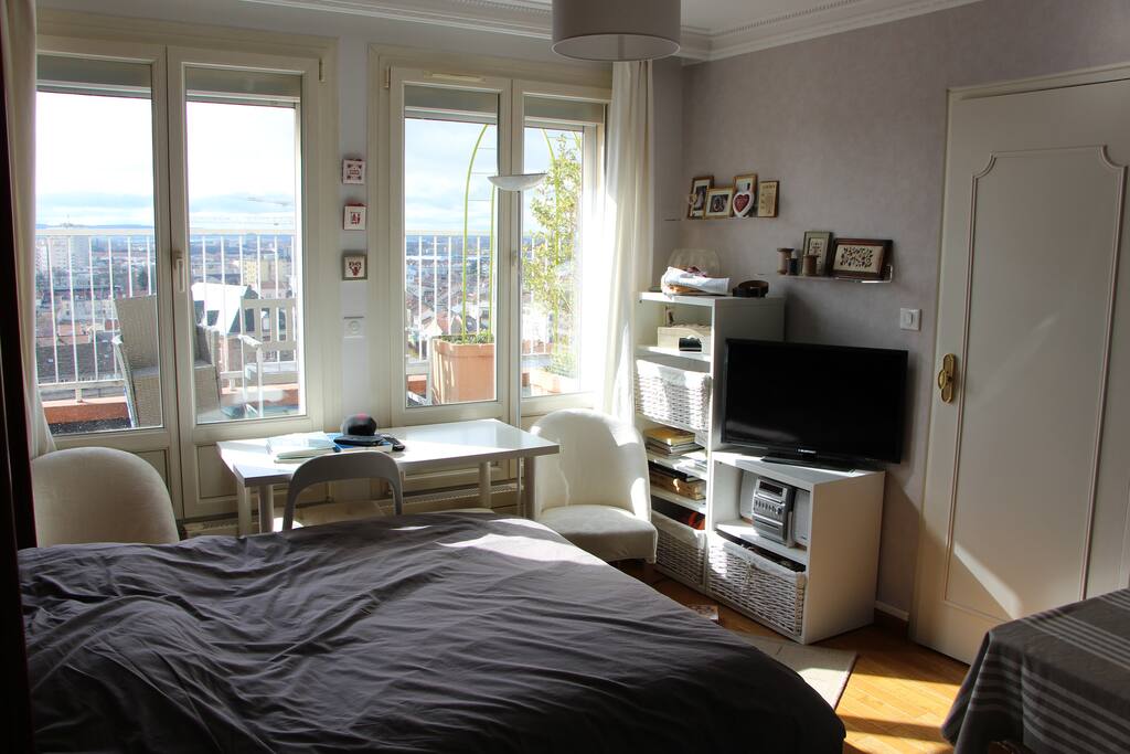 Lit ouvert : chambre avec TV